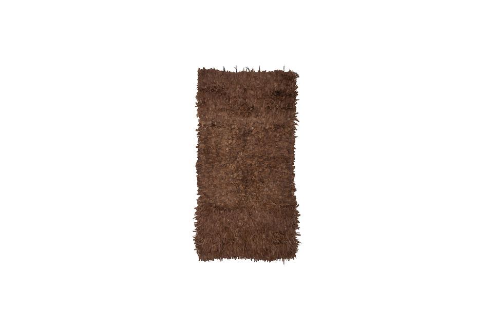 La alfombra Serah de Bloomingville está hecha de tiras de cuero marrón con un aspecto agradable y