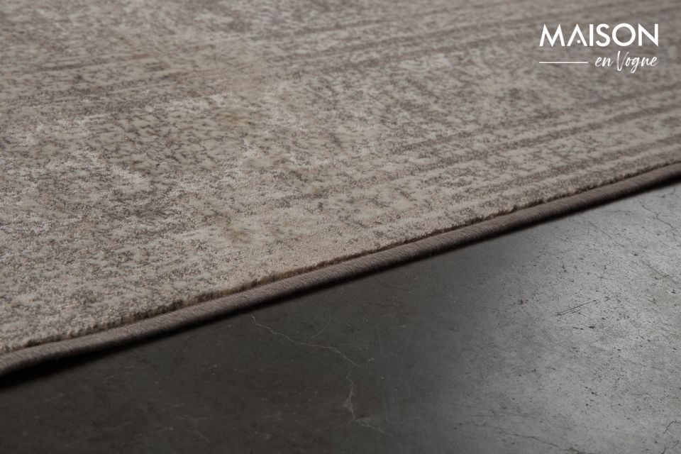 La alfombra de tela gris claro proporciona un confort óptimo en su salón