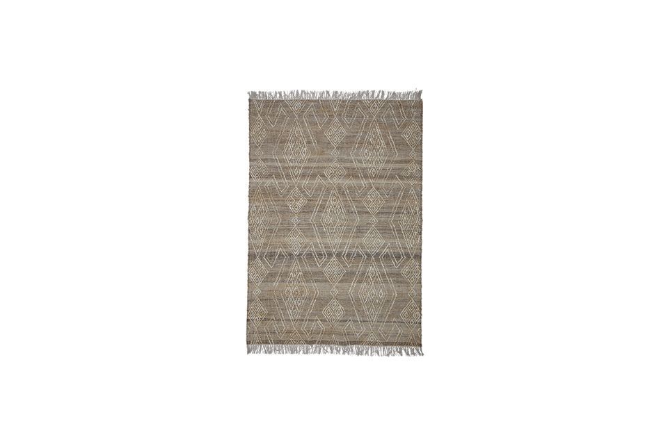 La alfombra tiene un bonito dibujo tono sobre tono en colores naturales con pequeños flecos en