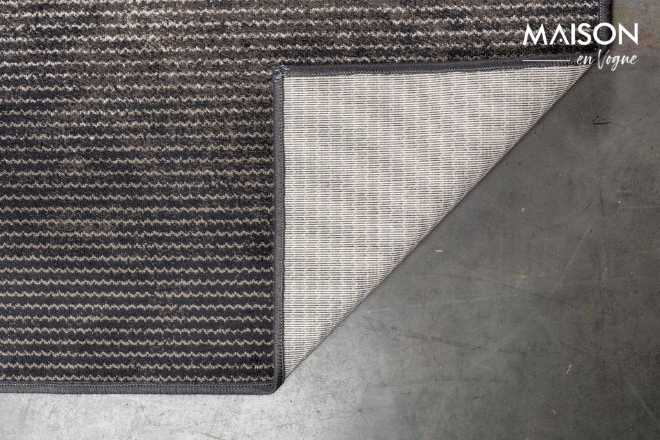 Oscilando entre una gradación de gris y negro que le da un toque vintage