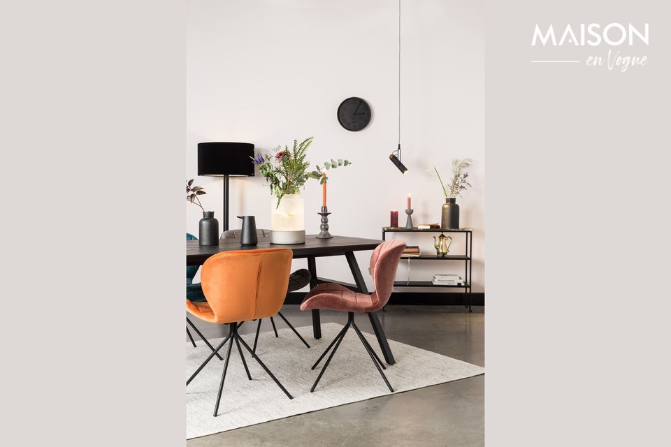 Traerá a su habitación una nota suave y convivial gracias a su diseño puro y sus toques negros