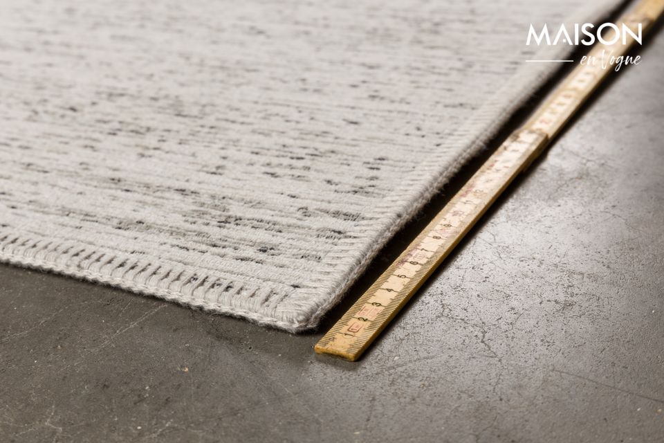 Tejida a máquina con dimensiones de 200x300 cm y una altura de 3 mm