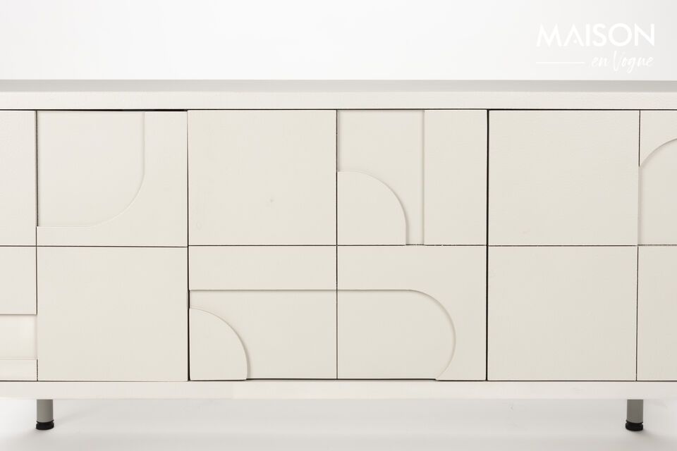 Con unas dimensiones (55 x 40 x 120 cm) que lo convierten en una pieza central sin ocupar demasiado