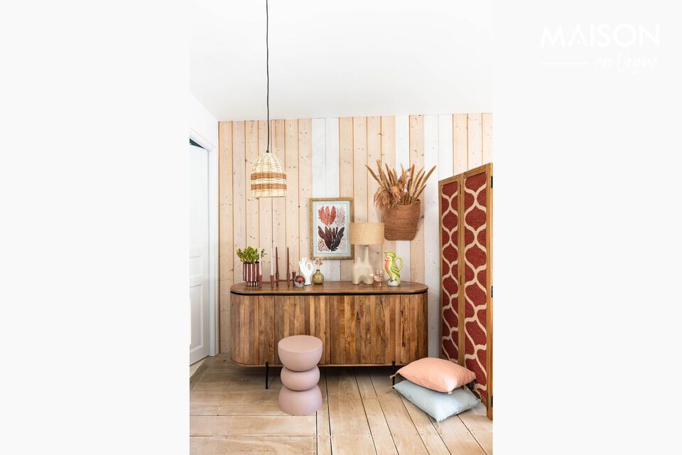 Un aparador de madera de mango: elegante y funcional.