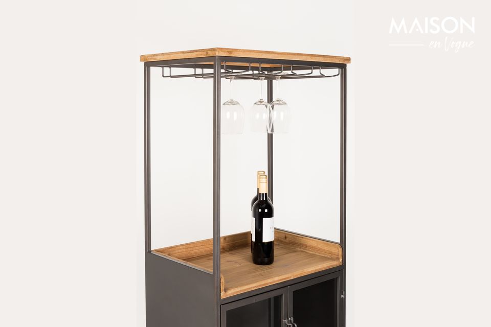 Un armario alto que asegura una perfecta conservación de los frascos