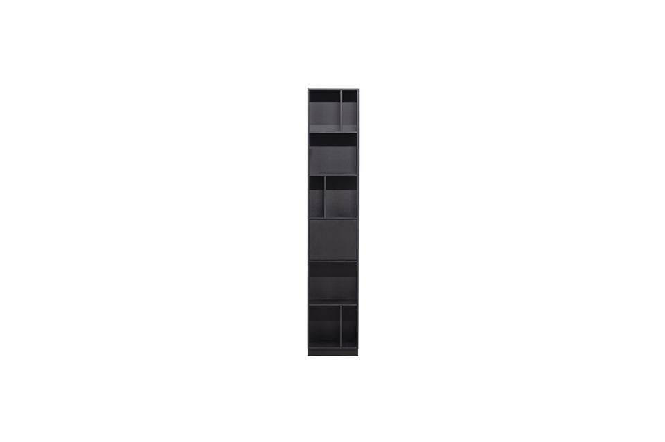 Esta estantería abierta de madera negra Finca se distingue por sus compartimentos de distintos