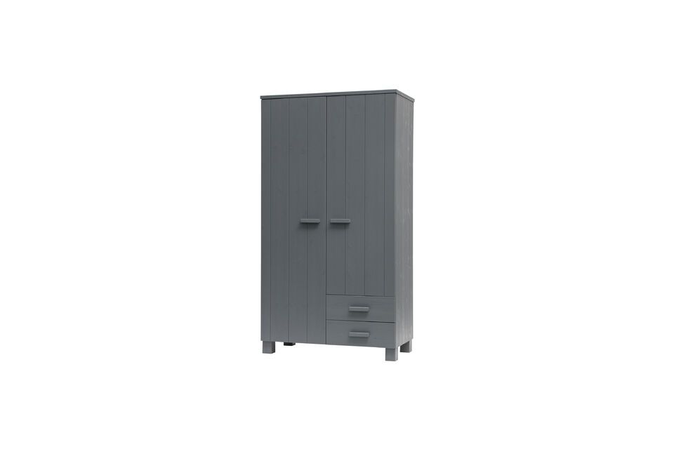 Este armario de pino macizo está pintado de gris con un ligero aspecto antracita