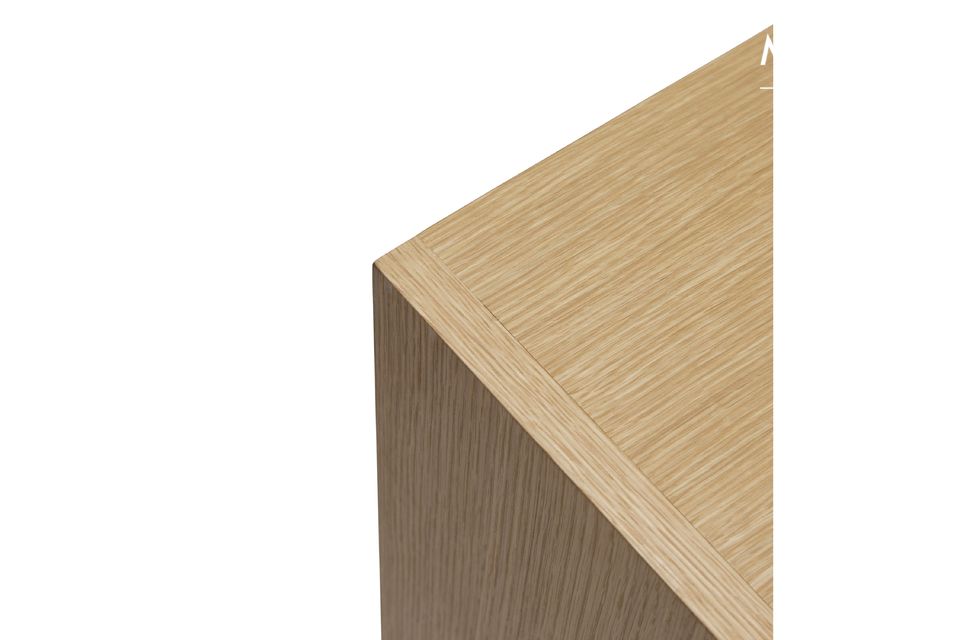 Este armario de madera beige Candour le ofrece un conjunto de cuatro armarios cerrados para que