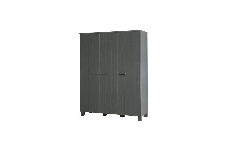 El armario de 3 puertas Dennis de WOOD es la solución de almacenamiento ideal para un dormitorio
