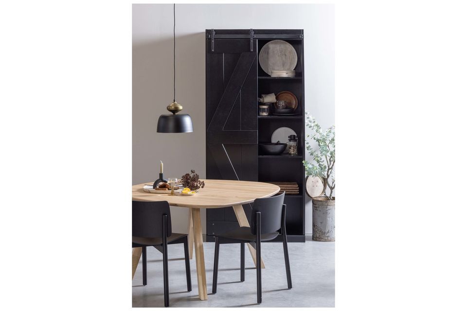 Este armario de pino macizo negro es una creación de la colección Harris para la marca holandesa