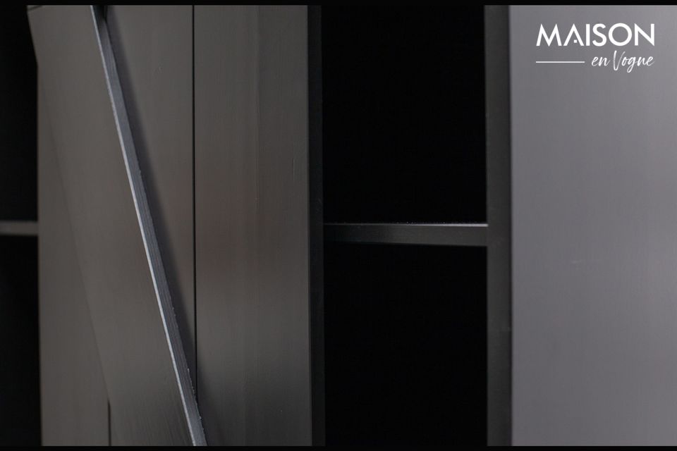 Este armario negro con riel metálico es chic y moderno