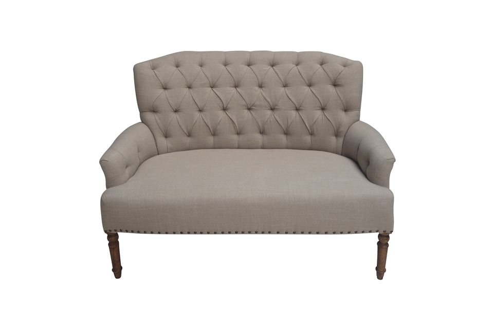Apreciará su respaldo tapizado que añade un toque de autenticidad y encanto a este sofá recto