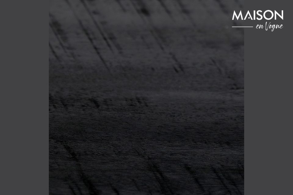Un moderno banco que combina madera y metal