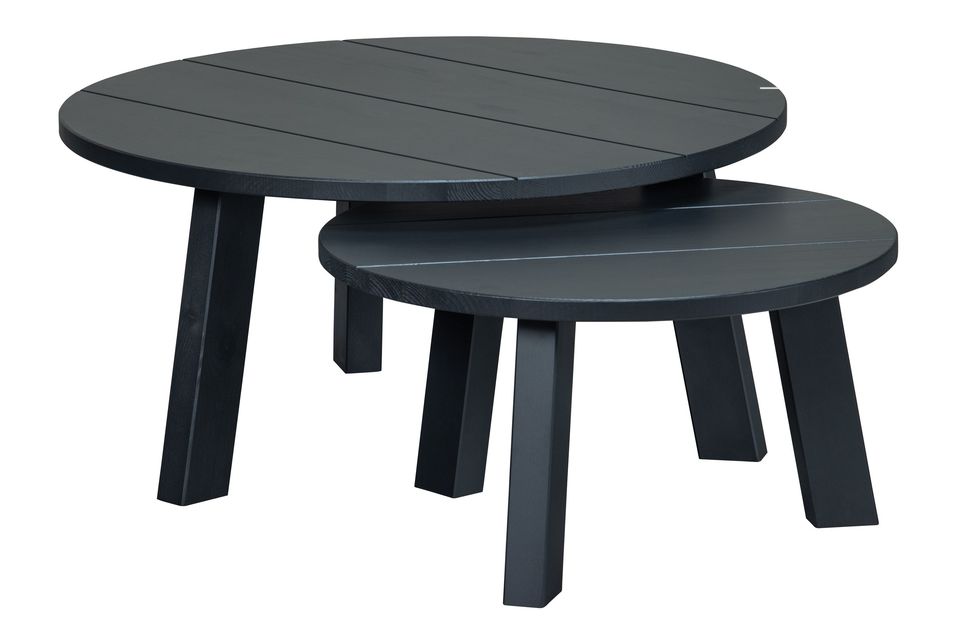 Fabricada en pino escandinavo macizo, la mesa tiene un aspecto de madera maciza negra mate