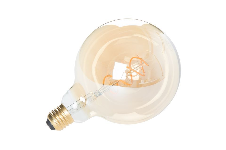 Con sus filamentos visibles, la bombilla Globe gold XL es un verdadero elemento decorativo