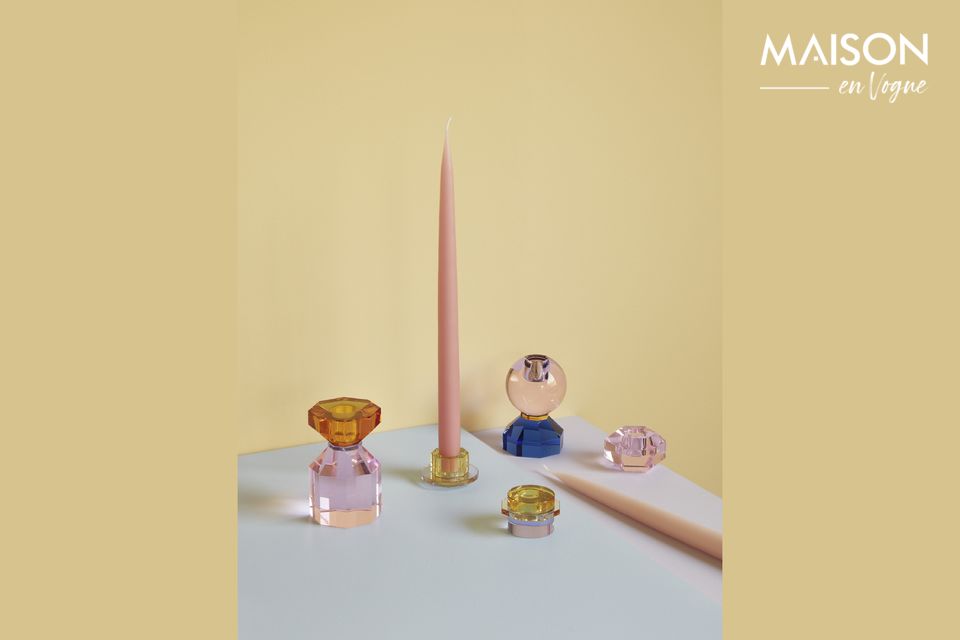 De la marca Gem, descubra este pequeño candelabro de cristal coloreado