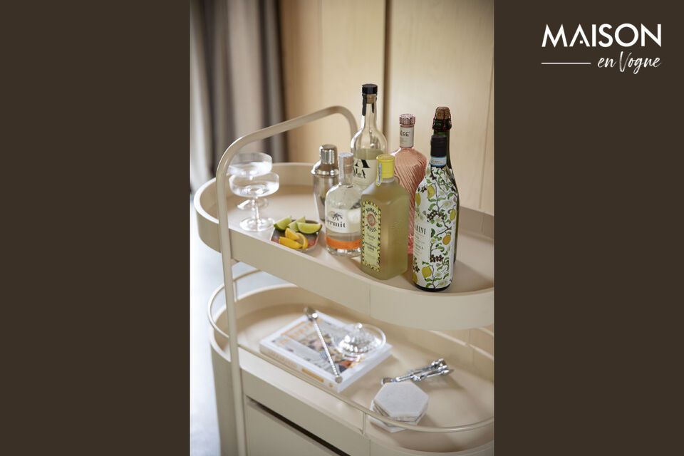 <pEl aparador de acero beige Trolley es mucho más que un mueble: es la ilustración perfecta del