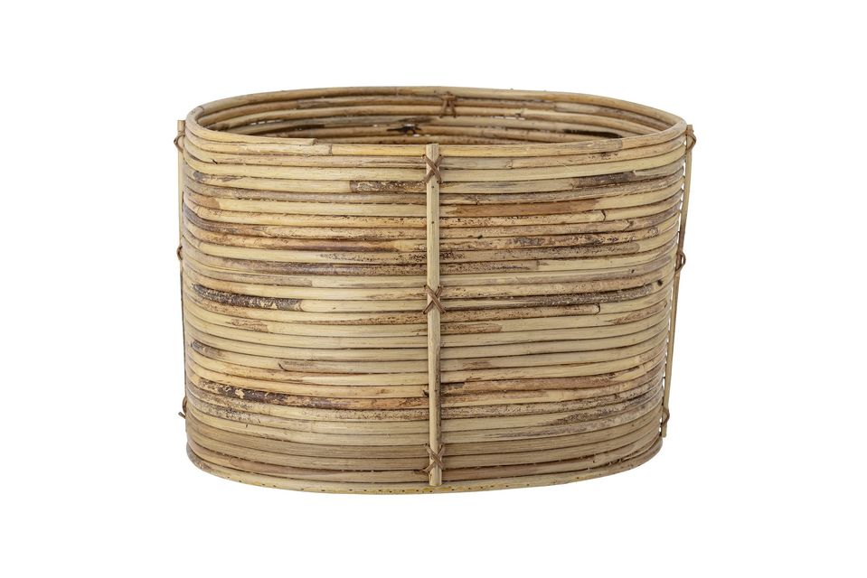 Esta cesta tiene un aspecto natural y rústico muy bonito y está hecha de ratán