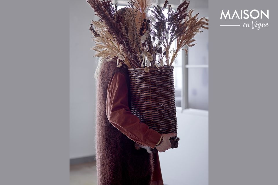 Esta cesta decorativa de mimbre está hecha de arurog marrón y puede utilizarse tanto para el