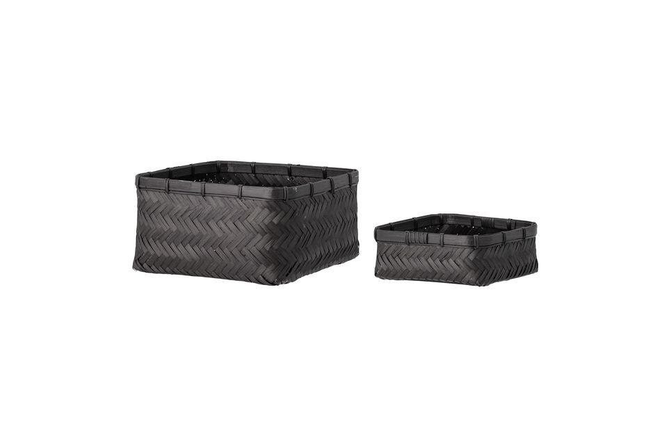 Dos cestas negras de bambú de colores que pueden utilizarse para diversos fines