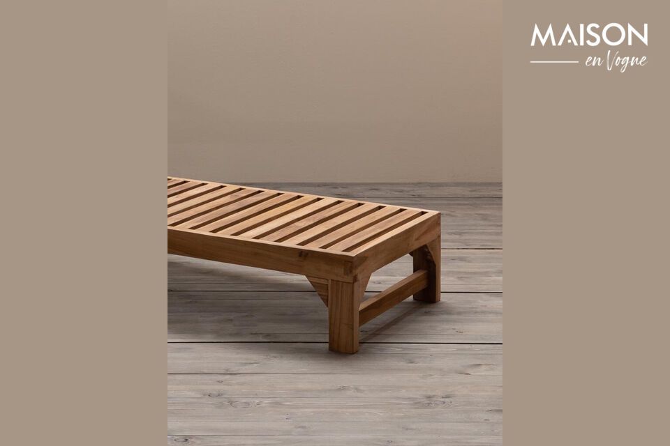 El color beige de la tumbona Tirama aporta un toque de elegancia y sobriedad a su espacio exterior