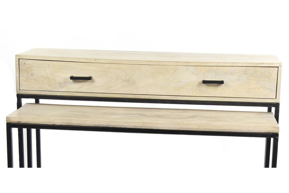 Descubre el escritorio/consola Pure en madera de mango claro y sus marcos y asas de metal negro