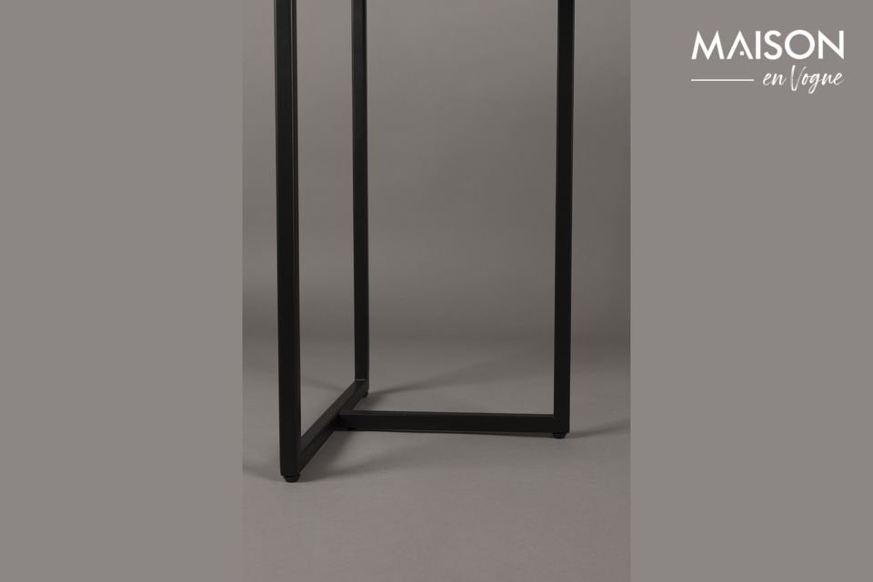 Su gráfica estructura de metal negro soporta una tapa de MDF chapada en roble con un hermoso