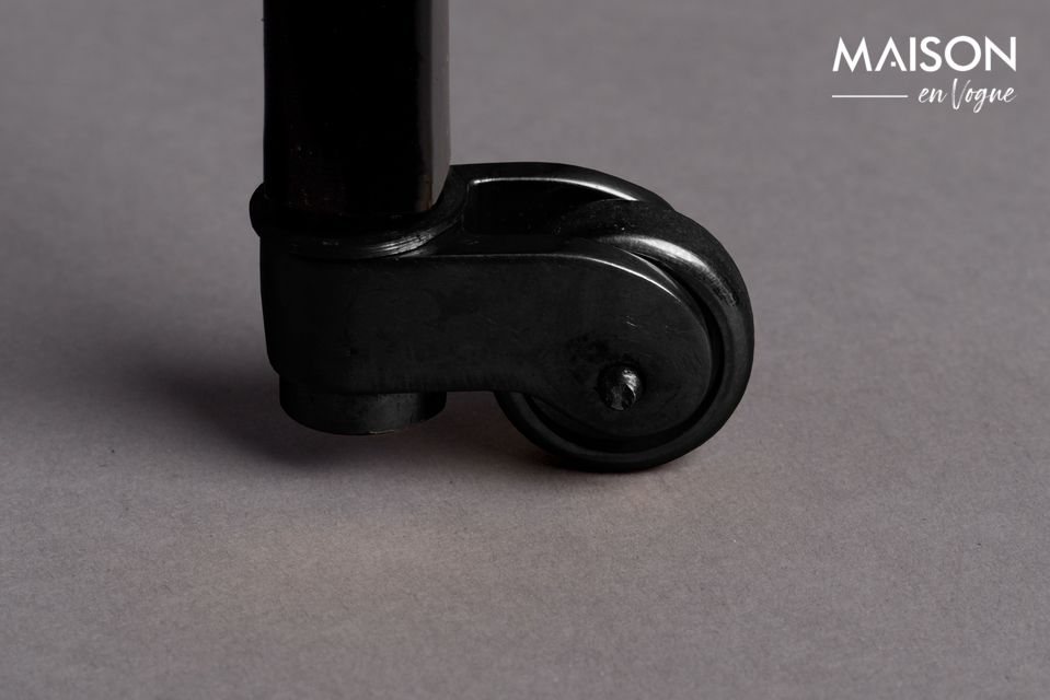 Compuesta por dos estantes negros y rectangulares y un tablero de aluminio lacado