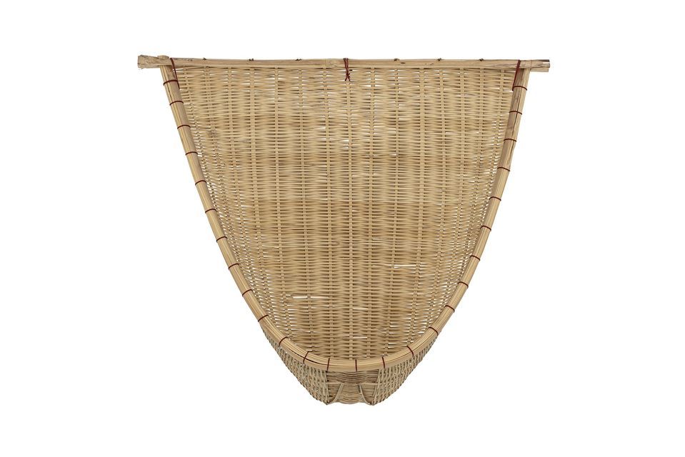 Está tejida con bambú de colores naturales y puede utilizarse para sujetar objetos pequeños
