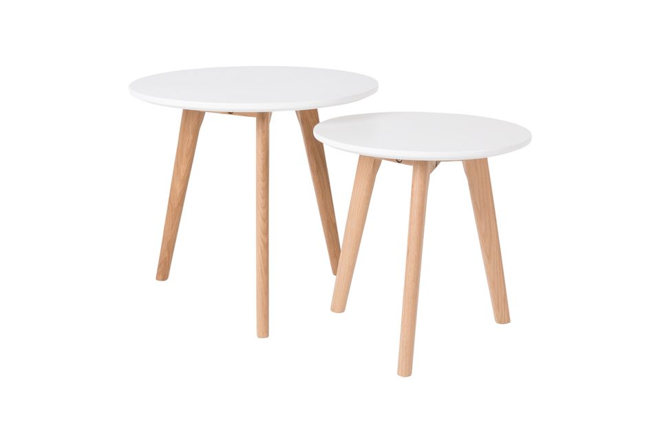 Estas dos mesas están compuestas de sólidas patas de roble y un tablero en medio lacado blanco