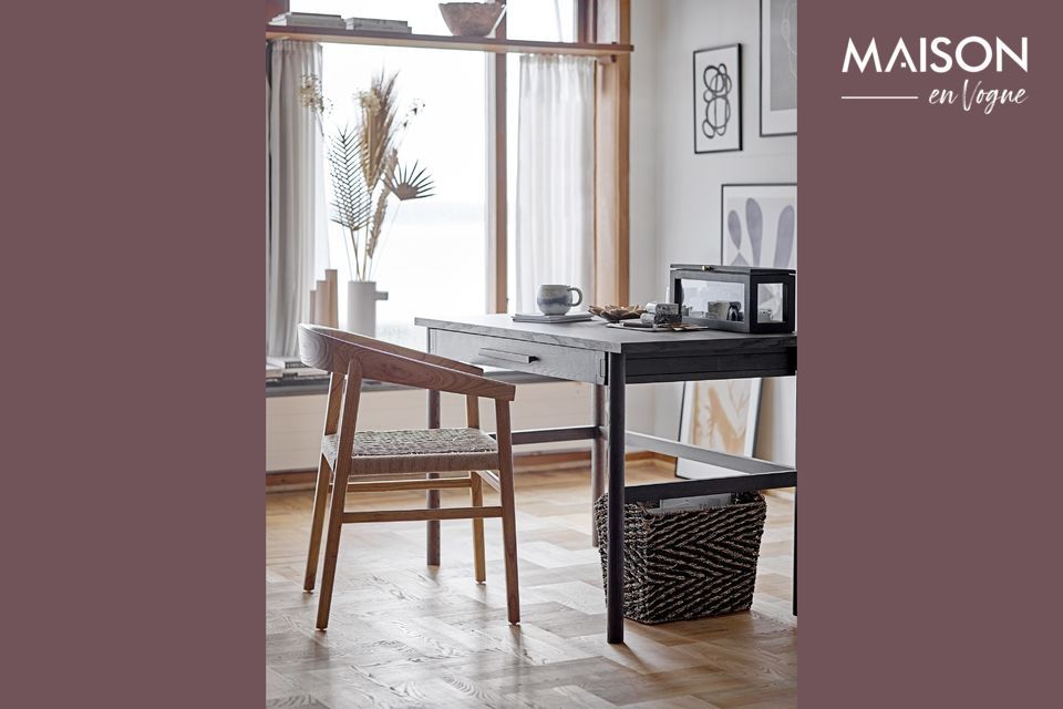 Un estilo nórdico puro para una mesa de despacho con acentos daneses