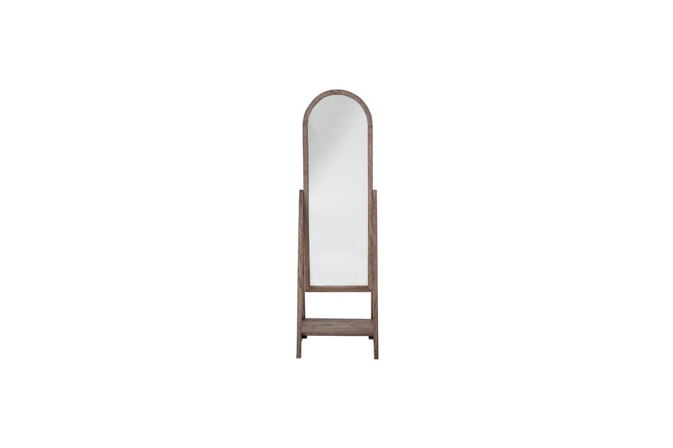 El espejo Cathia de Bloomingville está hecho de madera de mango con un diseño de líneas elegantes