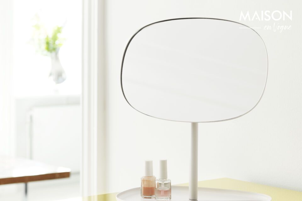 Espejo de cristal y acero, sencillo y elegante