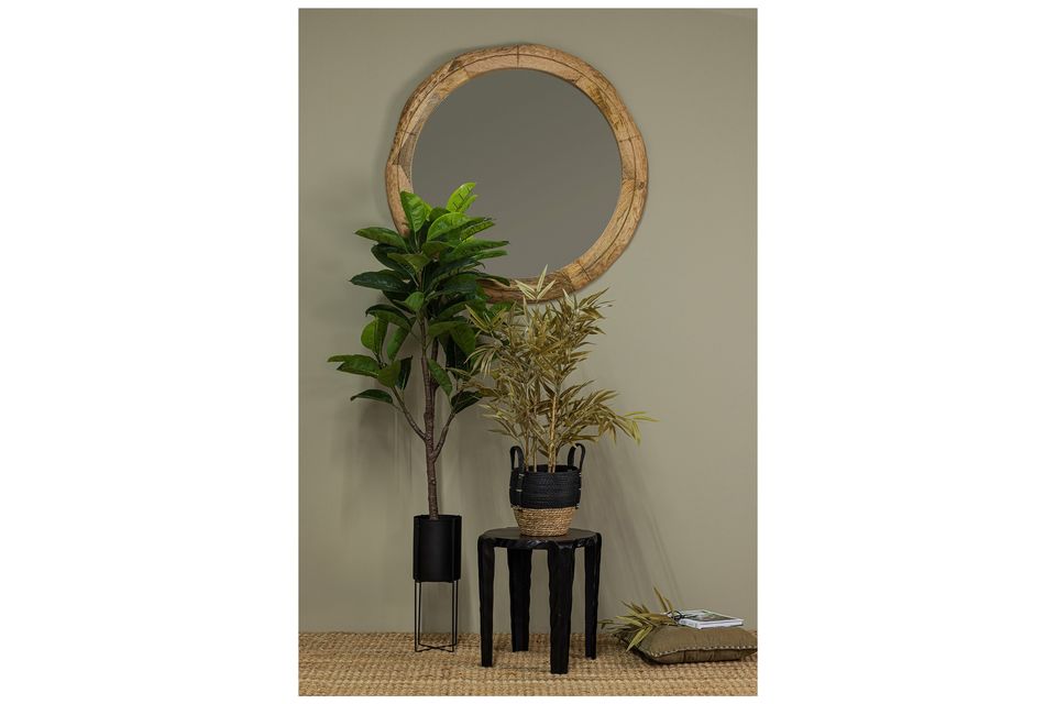 El espejo Rion es un modelo diseñado por WOOD en madera de mango