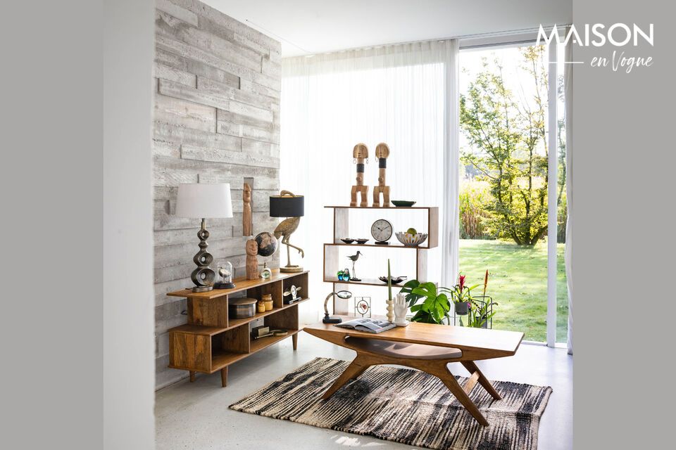 Realzada por un vibrante tono amarillo, añade un toque alegre y moderno a cualquier habitación