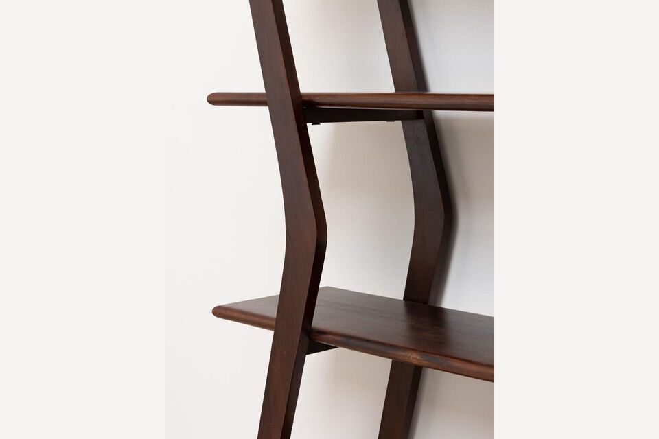 Fabricada en resistente madera de acacia
