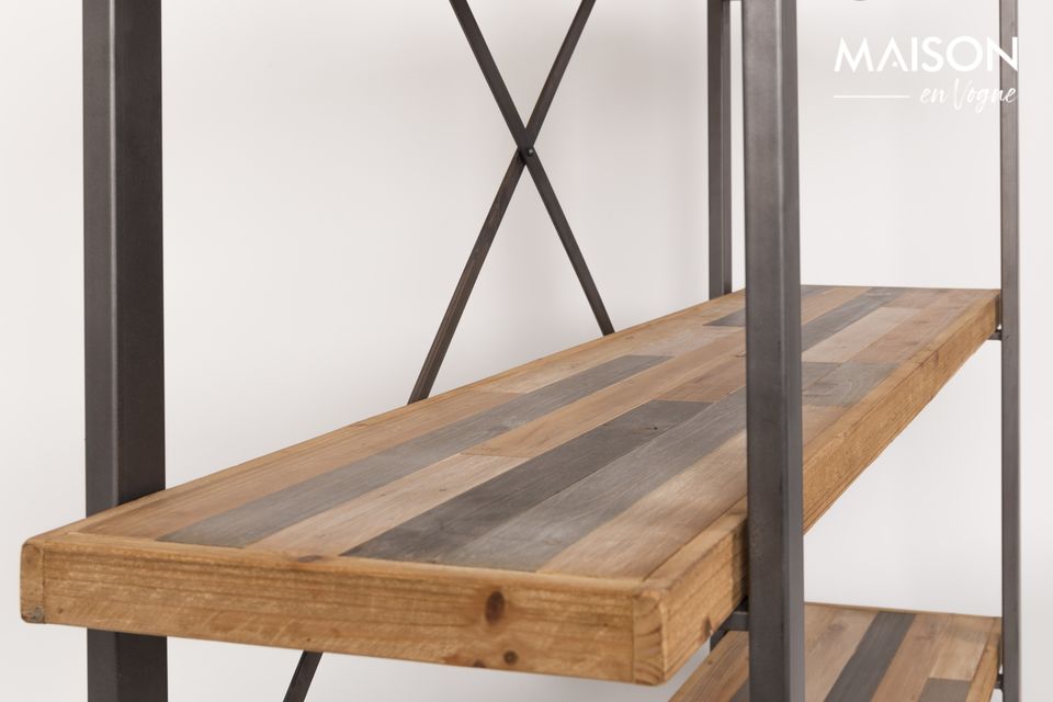 Este estante de metal gris y madera natural está hecho de cuatro gruesas tablas de fibra de pino