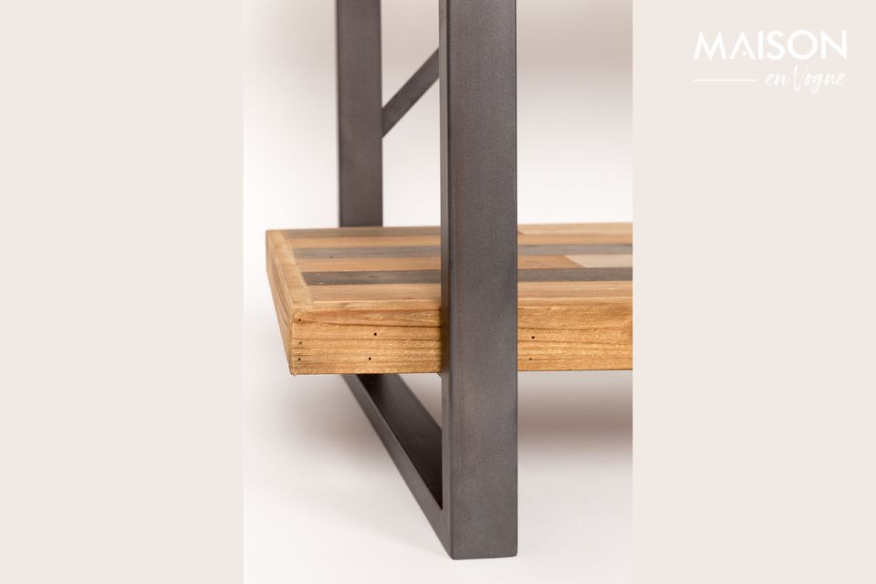 Este estante de metal gris y madera natural está hecho de cuatro gruesas tablas de fibra de pino