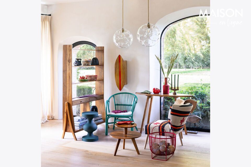 El color marrón oscuro de la madera añade un toque de calidez y elegancia a cualquier habitación
