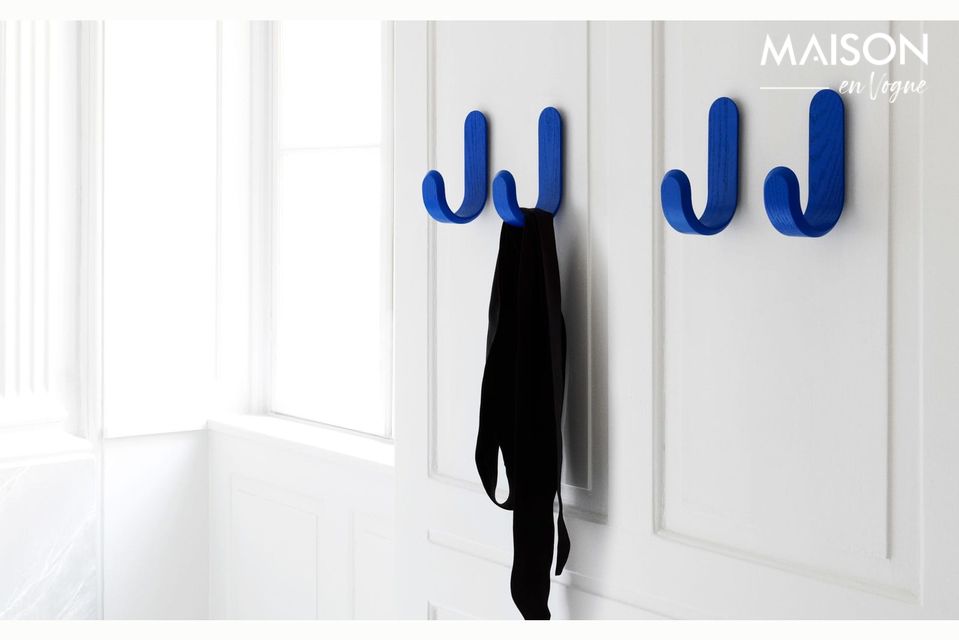 Aporte un estilo nórdico a su hogar con este colgador Curve azul diseñado por Peter Johansen