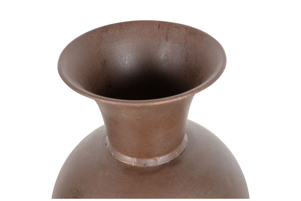 Este jarrón está fabricado en metal con un revestimiento de color marrón