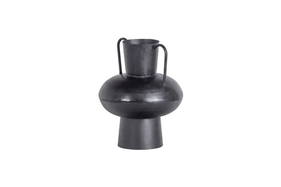 El jarrón Vere está hecho de metal con un acabado negro mate, pero no puede contener agua