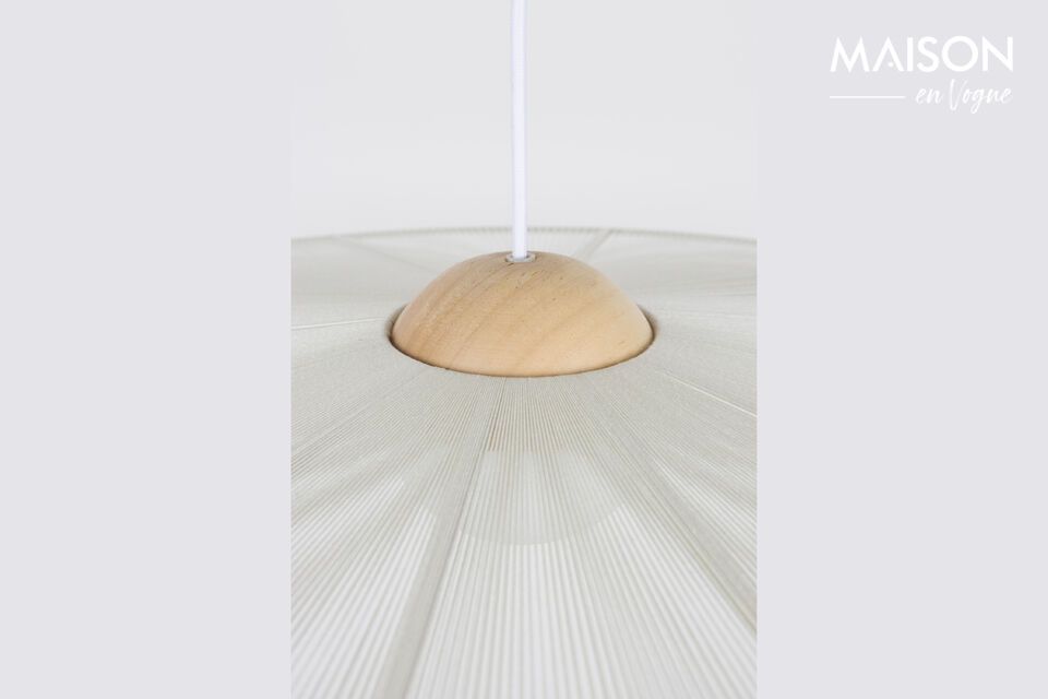 Sus líneas atrevidas y su material texturizado añaden una dimensión táctil cautivadora