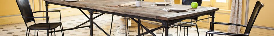 Descriptivo Materiales  Gran mesa de comedor de madera clara