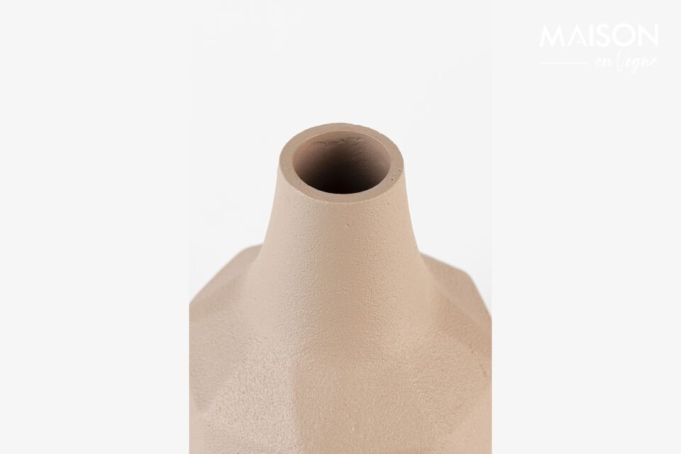 Aporta elegancia y frescura a tu hogar con el jarrón Bloom.