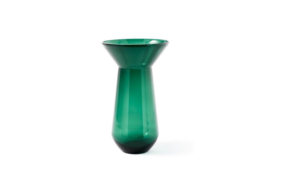 El jarrón de cristal Long Neck en verde y transparente aporta un toque de modernidad y elegancia a