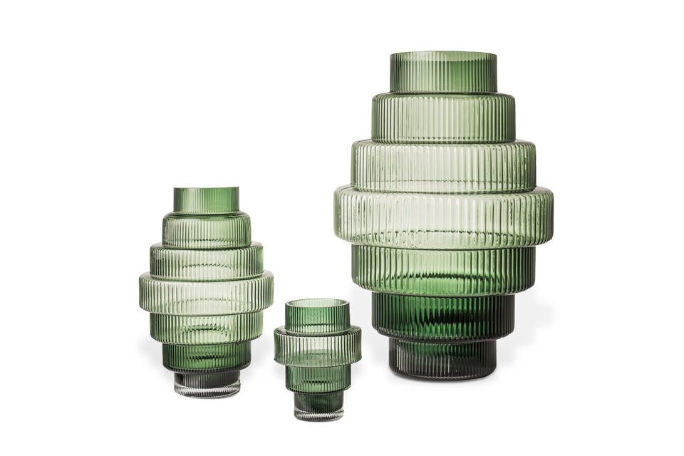 El jarrón de vidrio soplado verde Steps, una pieza de artesanía atemporal y delicada.