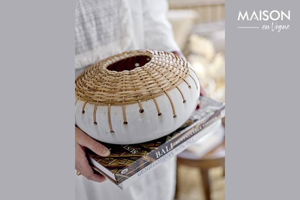 Un jarrón decorativo de Bloomingville con un espíritu acogedor