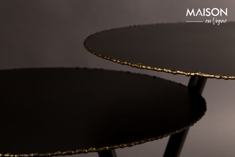 Las 3 patas de huso (44 o 50 cm, dependiendo de la mesa) son elegantes con su acabado lacado en oro
