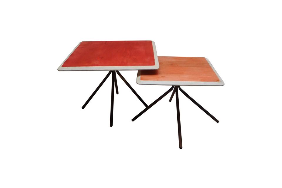 Colorido con sus dos mesas laterales rectangulares de madera lacada